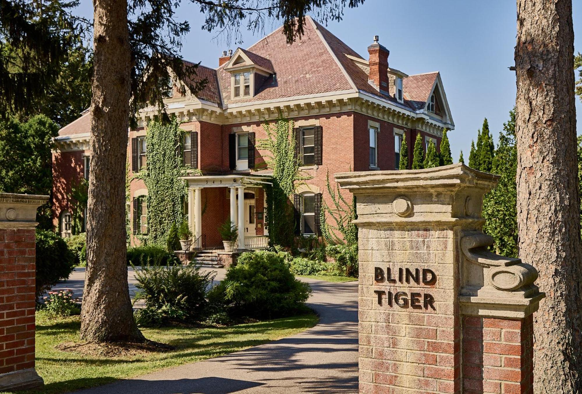 Hotel Blind Tiger Burlington Exterior foto